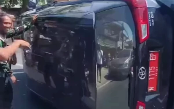 Thumbnail Berita - Mobil Dinas Pejabat Pemkab Malang Terlibat Kecelakaan, Dua Orang Luka