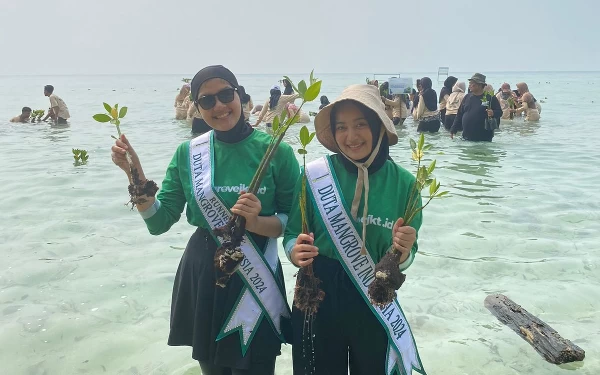 Foto Wafika Amira Nurfitri, Winner Duta Mangrove Indonesia 2024 saat menanam pohon mangrove (Foto: dok. pribadi)