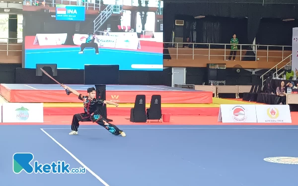 Foto Aksi Seraf Naro Siregar saat bertanding di Ubaya Sport Canter di AUG 2024, Kamis (27/6/2024). (Foto: Khaesar/Ketik.co.id)