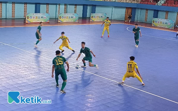 Foto Timnas Futsal Indonesia melakukan intersep untuk melakukan serangan ke gawang Malaysia, Kamis (27/6/2024). (Foto: Khaesar/Ketik.co.id)