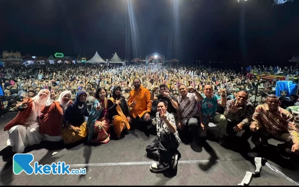 Foto Pose gaya bebas Bassam Kasuba dan Jajaran (Foto Humas Pemda Halsel For Ketik.co.id)