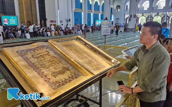 Wow! Ada Al Quran Raksasa Berusia 100 Tahun Lebih Dipajang di Masjid Al-Akbar Surabaya