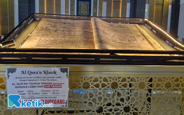 Foto Tampilan Al Quran Raksasa kuno yang berumur 100 tahun yang dipamerkan di Masjid Al akbar. (Foto: Shinta Miranda/Ketik.co.id)