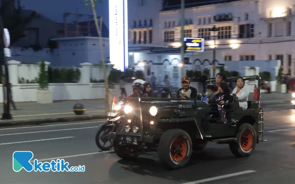 Thumbnail Berita - Asyiknya Keliling Kota Lama Surabaya dengan Jeep dan Becak di Akhir Pekan