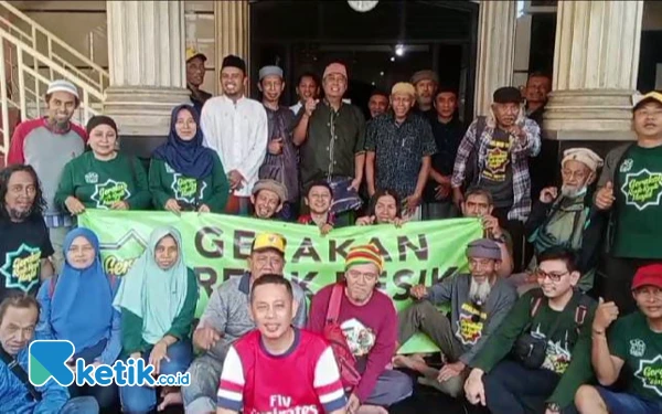 Gerakan 30 Relawan, GRRM Gandeng Ketik Media Bersihkan Masjid Al Hikmah Rangkah Surabaya