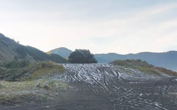 Thumbnail Berita - Suhu Turun Ekstrim Munculkan Fenomena Embun Beku di Bromo, Ini Himbauan TN BTS