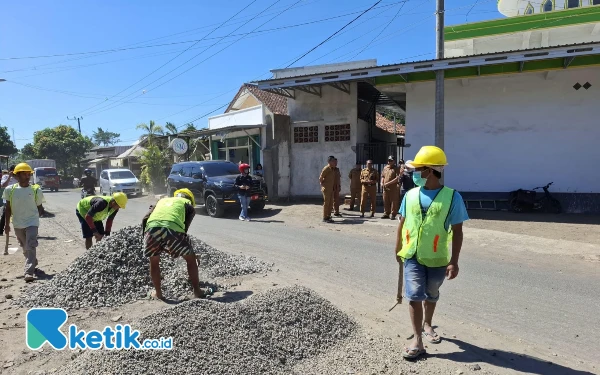 Thumbnail Berita - Sat Set, Pj Bupati Bondowoso Langsung Perbaiki Jalan Rusak di Tamanan