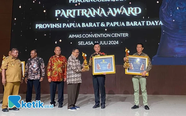 Thumbnail Berita - Bupati Freddy Thie Bawa Pulang Juara II Paritrana Award 2024 untuk Kaimana