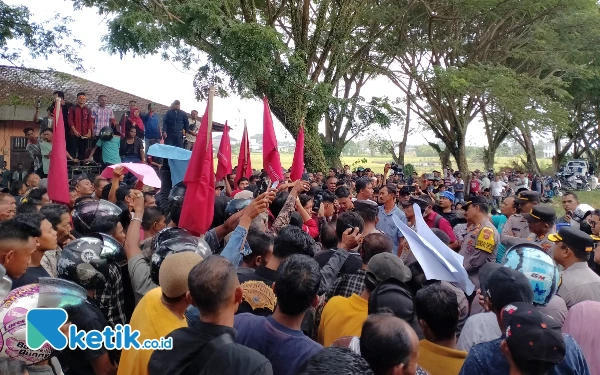 Thumbnail Berita - Ratusan Petani dan Mahasiswa Demo Kejari Abdya, Tuntut Persoalan PT CA