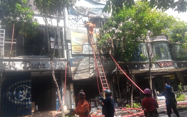 Toko Furniture di Jalan Kertajaya Surabaya Terbakar