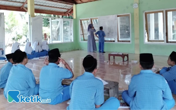 Thumbnail Berita - Siswa SMP di Abdya Aceh Belajar di Lantai Musala, Tanpa Kursi dan Meja