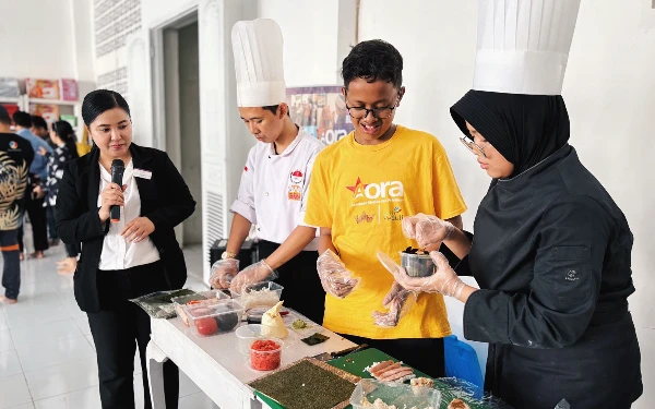 Thumbnail Berita - Peringati HAN, Mercure Surabaya Grand Mirama Ajak Yayasan Aora Masak Makanan Khas Jepang