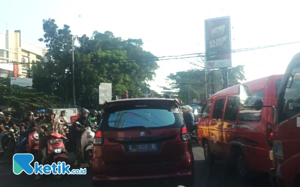 Thumbnail Berita - Kecelakaan Truk vs Avanza, Jalan Gadang-Lowokdoro Kota Malang Macet Parah