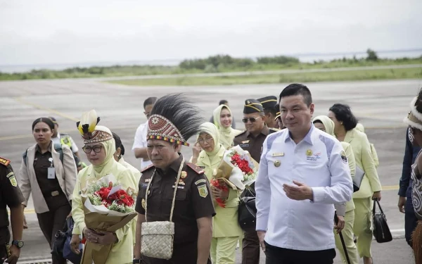 Bupati Freddy Thie Sambut Kedatangan Kajati Papua Barat di Bandara Utarom Kaimana