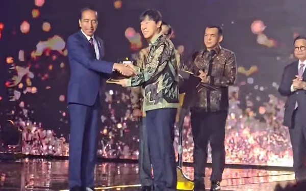 Thumbnail Berita - Shin Tae Yong Terima Hadiah Golden Visa dari Presiden Jokowi