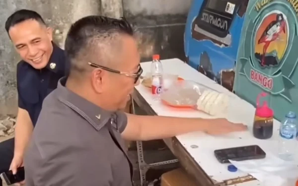 Thumbnail Berita - Viral! Jenderal Polisi Bintang Satu Ini Terciduk Main 'Gendang Meja' saat Antre Gado-gado Pinggir Jalan