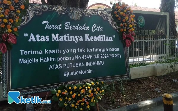 Thumbnail Berita - Pascavonis Bebas Ronald Tannur, PN Surabaya Dikirimi Karangan Bunga
