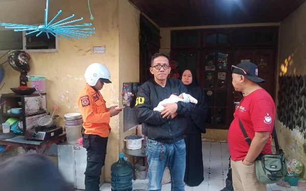 Gambar Bayi Baru Lahir dan Secarik Surat Tergeletak di Depan Rumah Warga Keputih Surabaya