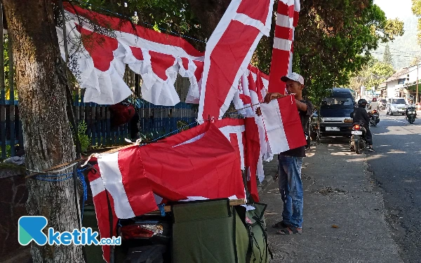 Gambar Jelang Agustus, Penjual Bendera Musiman Mulai Banjiri Kota Batu