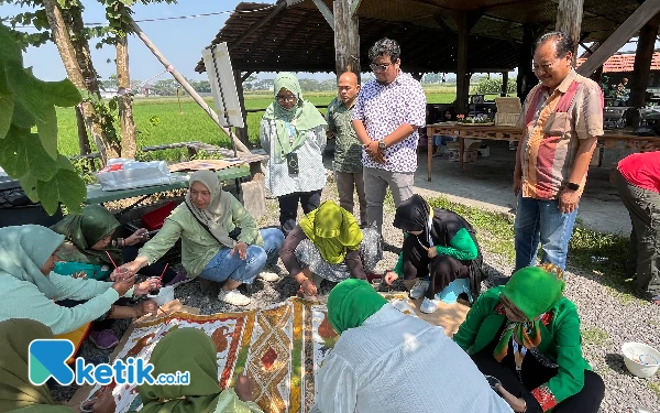 Thumbnail Berita - Ciptakan Motif Batik Malangan, Dosen UT Malang Beri Pelatihan Komunitas Ibu-Ibu