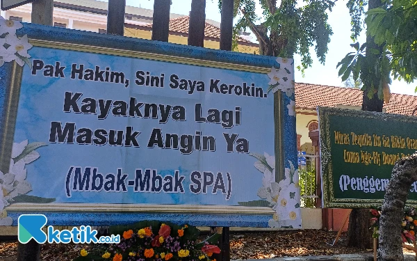 PN Surabaya Kebanjiran Karangan Bunga: "Pak Hakim Sini Saya Kerokin, Kayaknya Lagi Masuk Angin Ya"