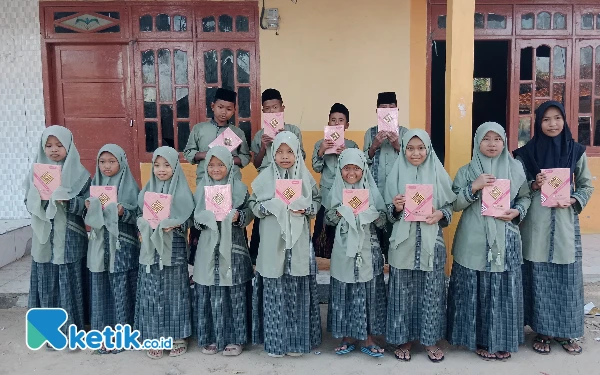 Thumbnail Madrasah Faidlon Nujum Taman Sareh Terima Wakaf Al-Qur'an dari FLP