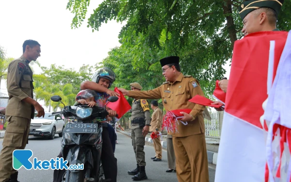 Sambut HUT ke-79 RI, Pemkab Aceh Barat Bagikan Bendera Merah Putih kepada Warga