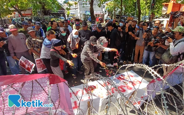 Ratusan Massa Geruduk PN Surabaya, Tabur Bunga hingga Kumpulkan Koin untuk Erintuah Damanik