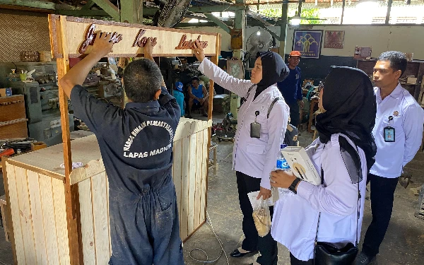 Keren, Warga Binaan Lapas Kelas I Madiun Produksi Meubelair Meja Barista Kopi