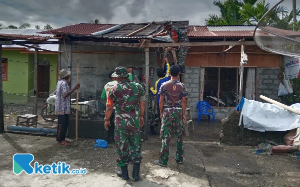 Thumbnail Berita - Puluhan Rumah Warga di Abdya Aceh Rusak Akibat Badai, Babinsa Bantu Evakuasi