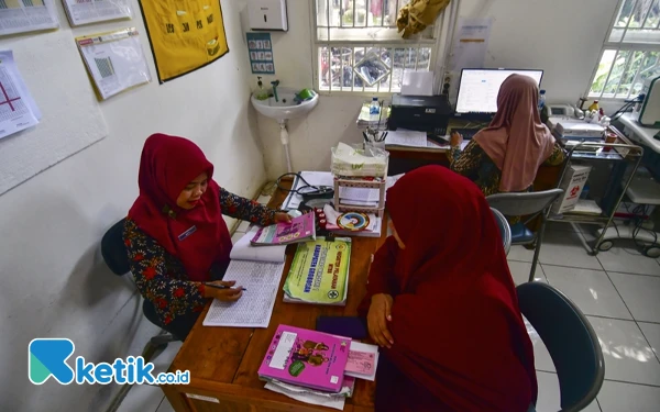 Thumbnail Pasien ibu hamil peserta BPJS Kesehatan melakukan pemeriksaan pada trimester 3 di Puskesmas Wirosari 1 Kabupaten Grobogan, Jawa Tengah, Sabtu (13/7/2024). Peraturan Menteri Kesehatan (Permenkes) Nomor 3 Tahun 2023 tentang Standar Tarif Pelayanan Kesehatan Dalam Penyelenggaraan Program Jaminan Kesehatan, detil kontrol kehamilan yang ditanggung oleh BPJS Kesehatan bisa dilakukan 6 kali yakni 1 kali trimester pertama, 2 kali trimester kedua, serta 3 kali trimester ketiga. (Foto: ketik.co.id/Achmad Fazeri)