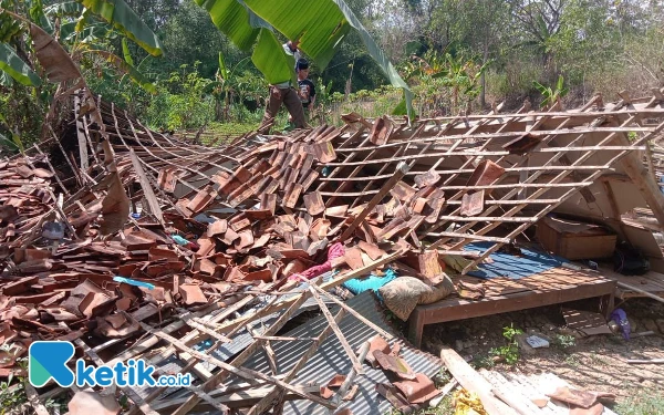 Nasib Miris Nenek Sebatang Kara di Sampang, Rumah Tua Ambruk Rata dengan Tanah