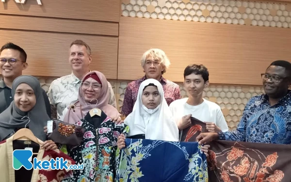 Thumbnail Hebat! Dua Siswa ABK Rumah Anak Prestasi Surabaya Pamerkan Karya Batik di Program Digital Skills