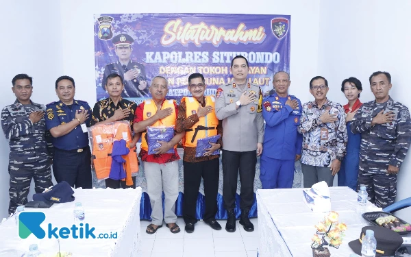 Peduli Keselamatan Nelayan, Kapolres Situbondo Beri Bantuan Life Jacket