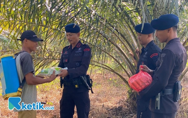 Brimob Lampung Peduli Sesama, Bagikan Sembako untuk Buruh dan Lansia di Sekitar Kompi