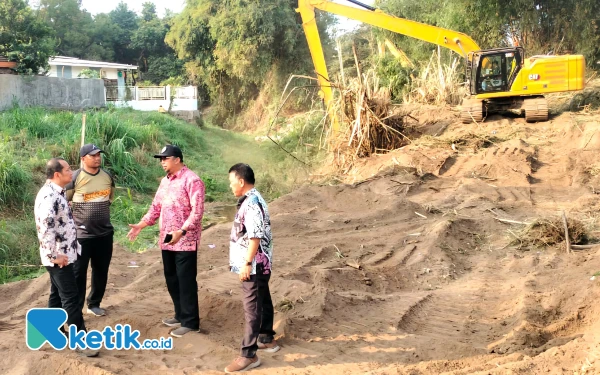 BPBD Jatim Hadirkan Dua Alat Berat untuk Normalisasi Sungai Laweyan Probolinggo