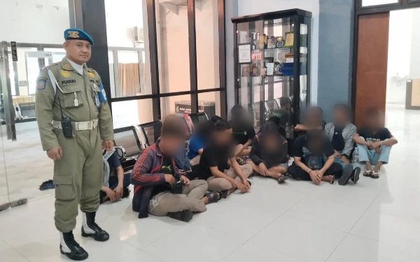 Asyik Pesta Miras, 13 Orang Diamankan Satpol PP Surabaya