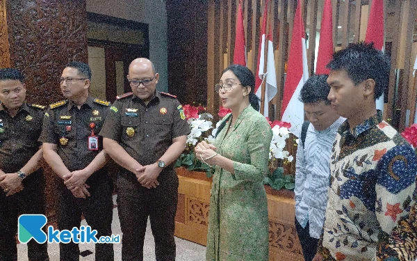 Datangi Kejati Jatim, Rieke Diah Pitaloka: DPR Kawal Justice for Dini Afriyanti