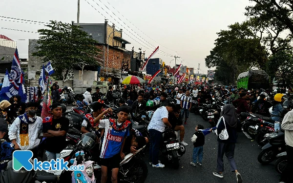 Thumbnail Juara Piala Presiden, Ribuan Aremania Obati Rindu Bertahun Sambut Arema Turun ke Jalan