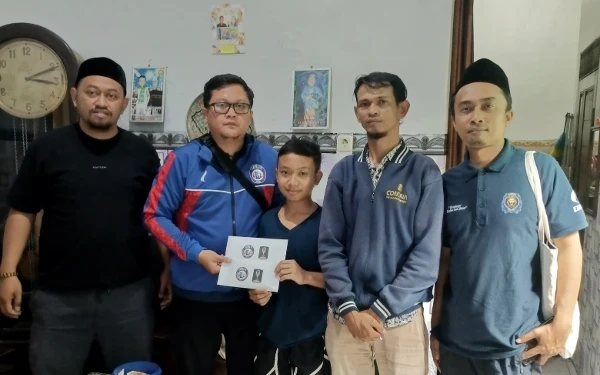 Tunaikan Janji, Arema FC Serahkan Hadiah Piala Presiden ke Keluarga Korban Tragedi Kanjuruhan