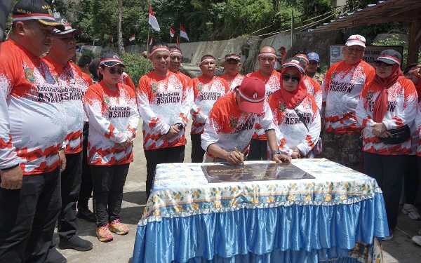 Peringati HUT RI Ke-79, Pemkab Asahan Kibarkan Bendera Merah Putih Serentak di Air Terjun Ponot