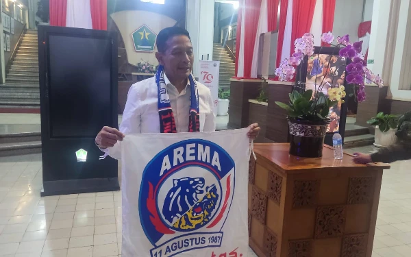 Thumbnail Berita - Usai Sertijab di Grahadi, Wahyu Hidayat Hadiri Perayaan HUT ke-37 Arema