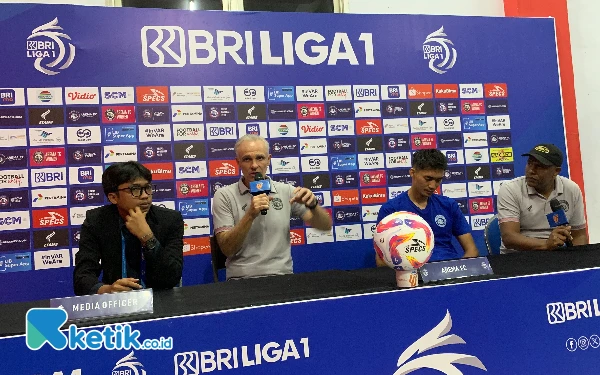 Pelatih Arema FC Ungkap Kondisi Julian Guevara Usai Kolaps, Olde Riekerink Keluhkan Kondisi Lapangan