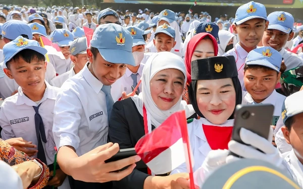 Peringatan Hari Remaja Dunia, Khofiifah Ajak Remaja Terus Perkuat Keahlian Teknologi Digital