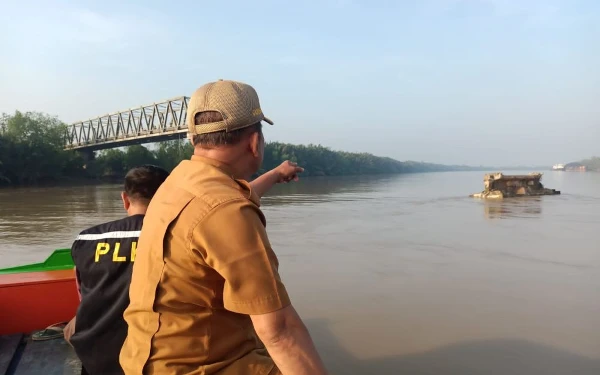 Jembatan Lalan Ambruk, Warga Pakai Perahu Kecil untuk Penyeberangan Sementara