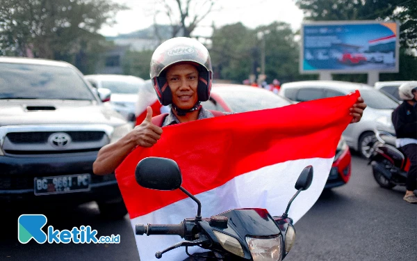 Thumbnail Berita - Cerita Warga Palembang yang Dapat Bendera Merah Putih Gratis dari Pemkot