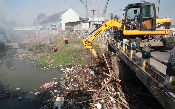 Antisipasi Banjir, Pemkot Madiun Bersihkan Kali Bok Malang