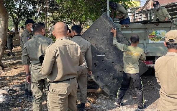 Sebabkan Kemacetan, Satpol PP Surabaya Tertibkan Barang Bekas di Bantaran Sungai Kali Tebu