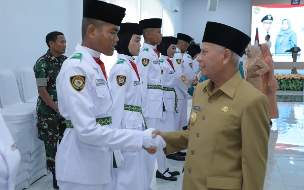 Thumbnail Pengukuhan Paskibra, Bupati Asahan Sematkan Pin Merah Putih Garuda