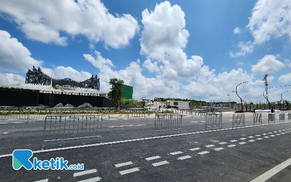 Thumbnail Megahnya Istana Garuda Ibu Kota Nusantara nampak dari sisi kiri Istana. (Foto: Kia/Ketik)